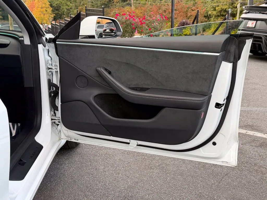 Tesla Model 3 photo 36