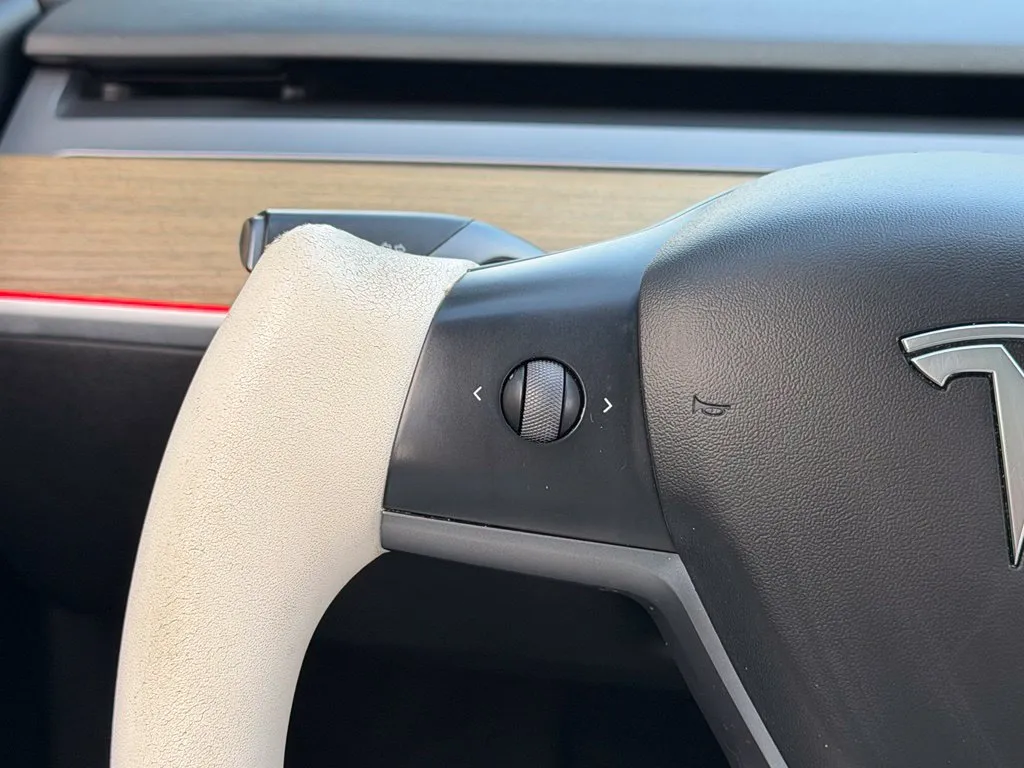 Tesla Model Y photo 45