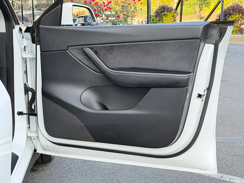 Tesla Model Y photo 37