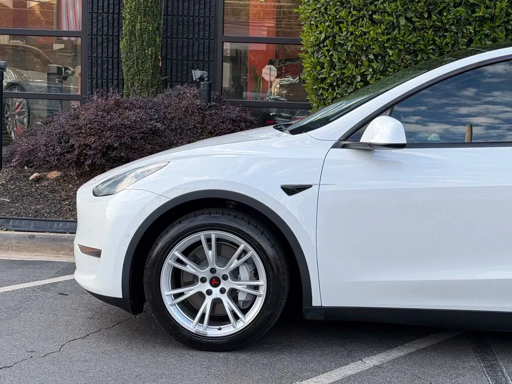 Tesla Model Y photo 10