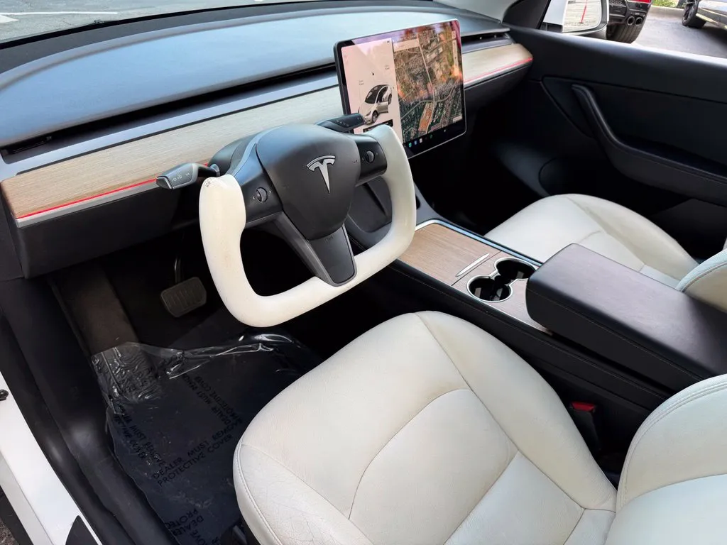 Tesla Model Y photo 24