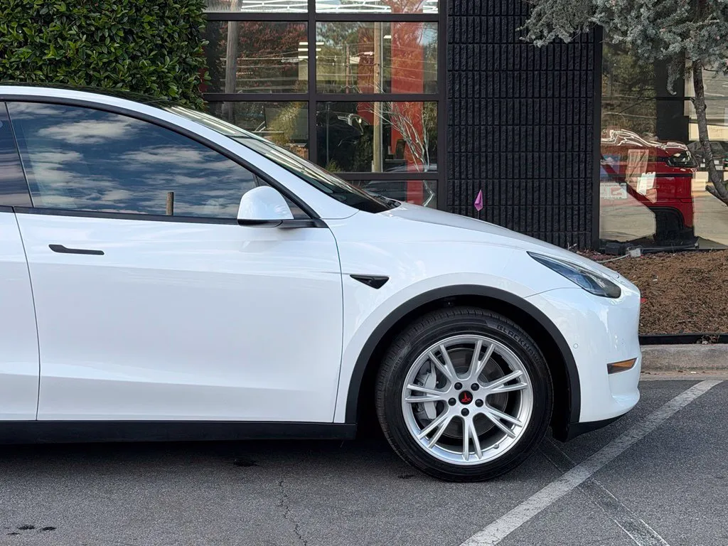 Tesla Model Y photo 23