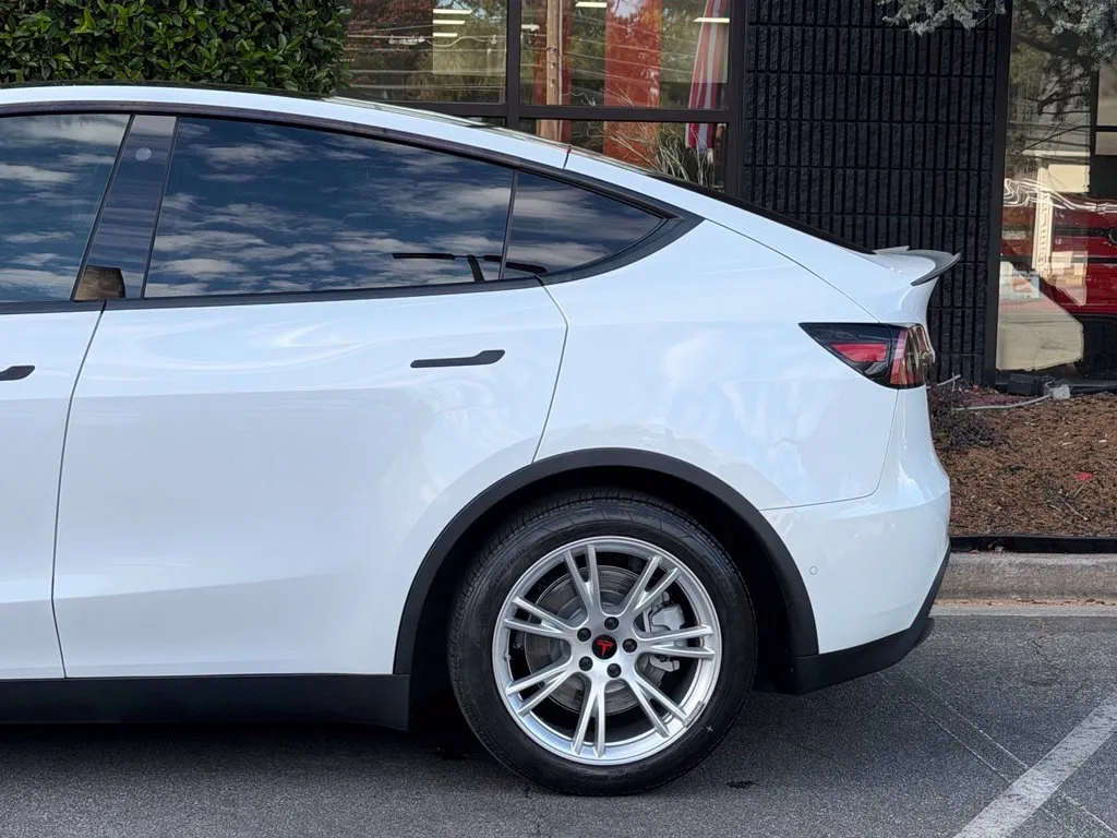 Tesla Model Y photo 11