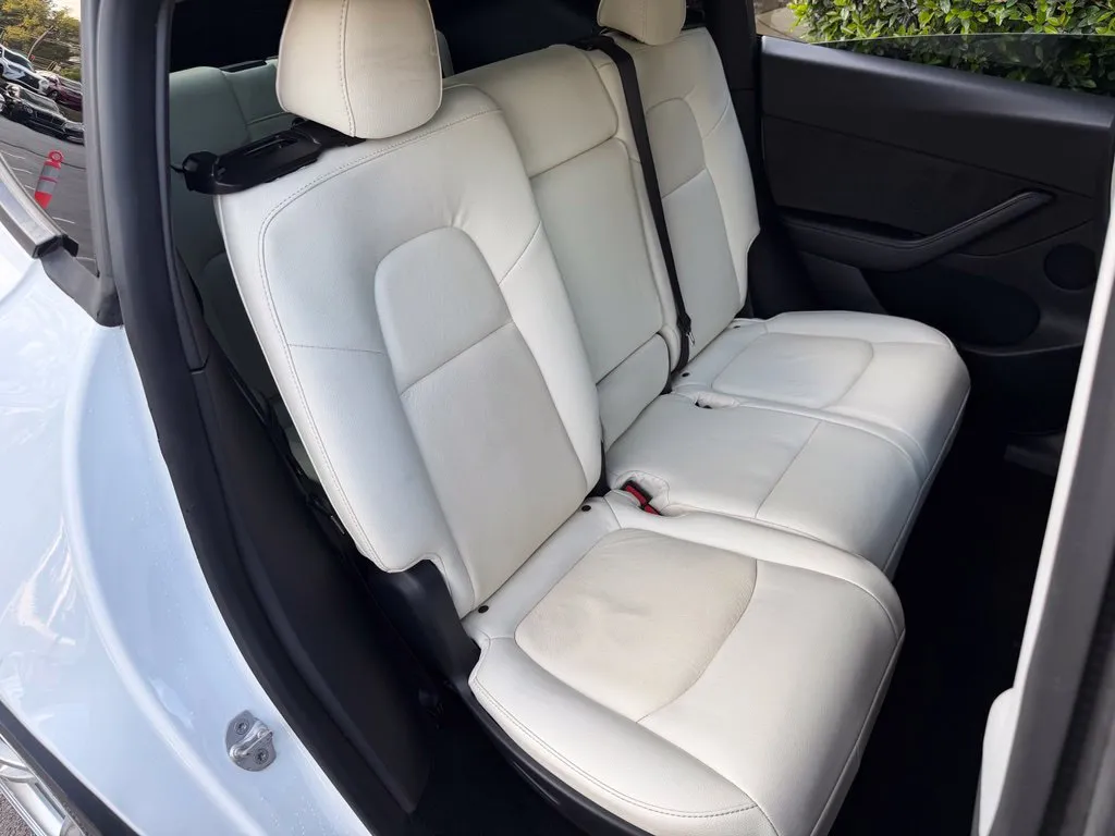 Tesla Model Y photo 40