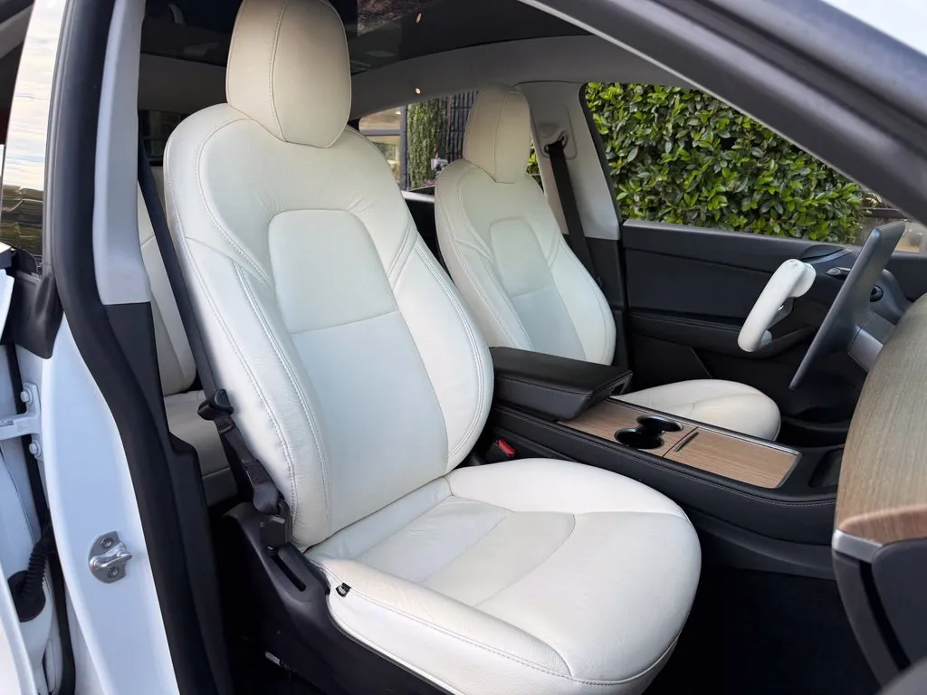 Tesla Model Y photo 35