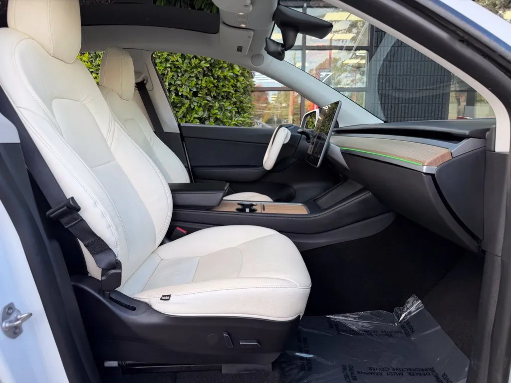 Tesla Model Y photo 34