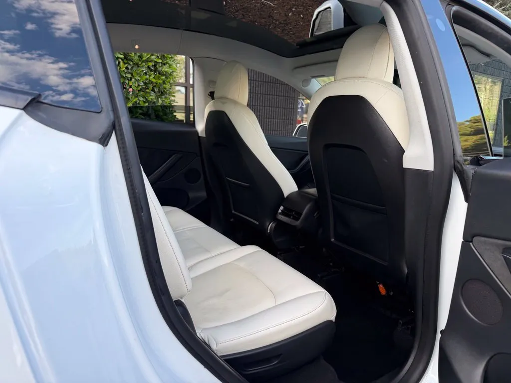 Tesla Model Y photo 39