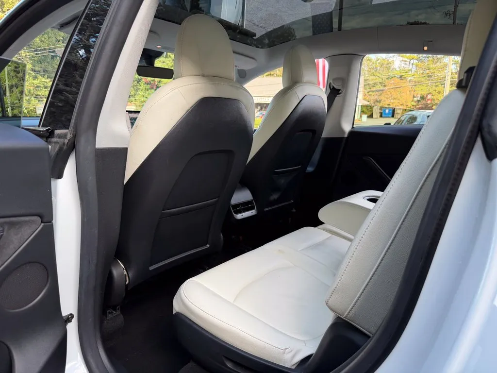 Tesla Model Y photo 30