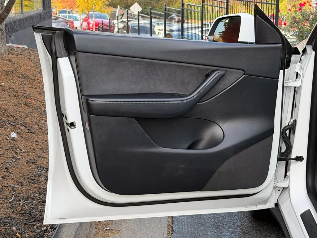 Tesla Model Y photo 28
