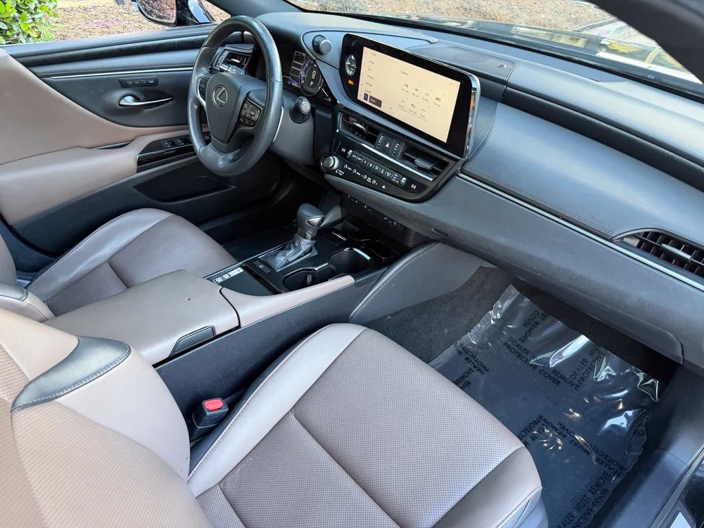 Lexus ES photo 32