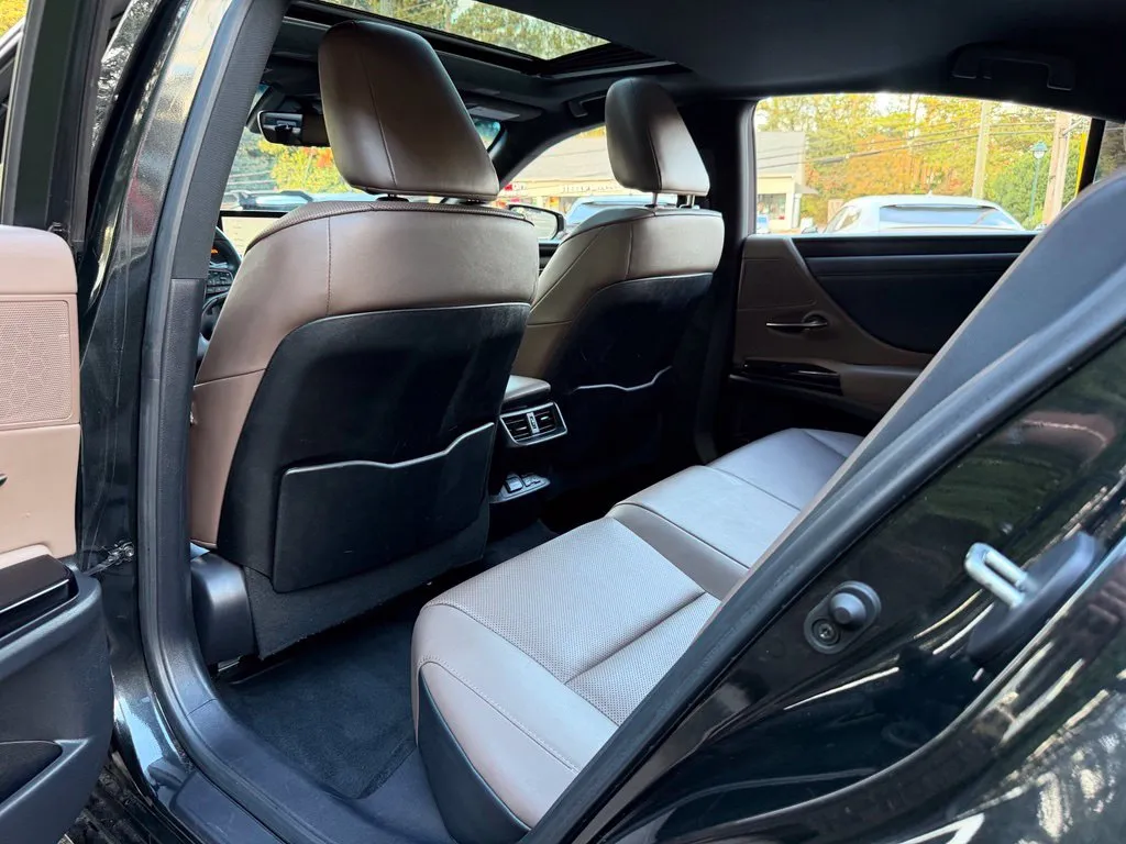 Lexus ES photo 30