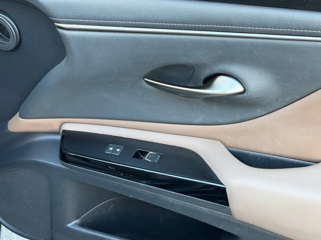 Lexus ES photo 36