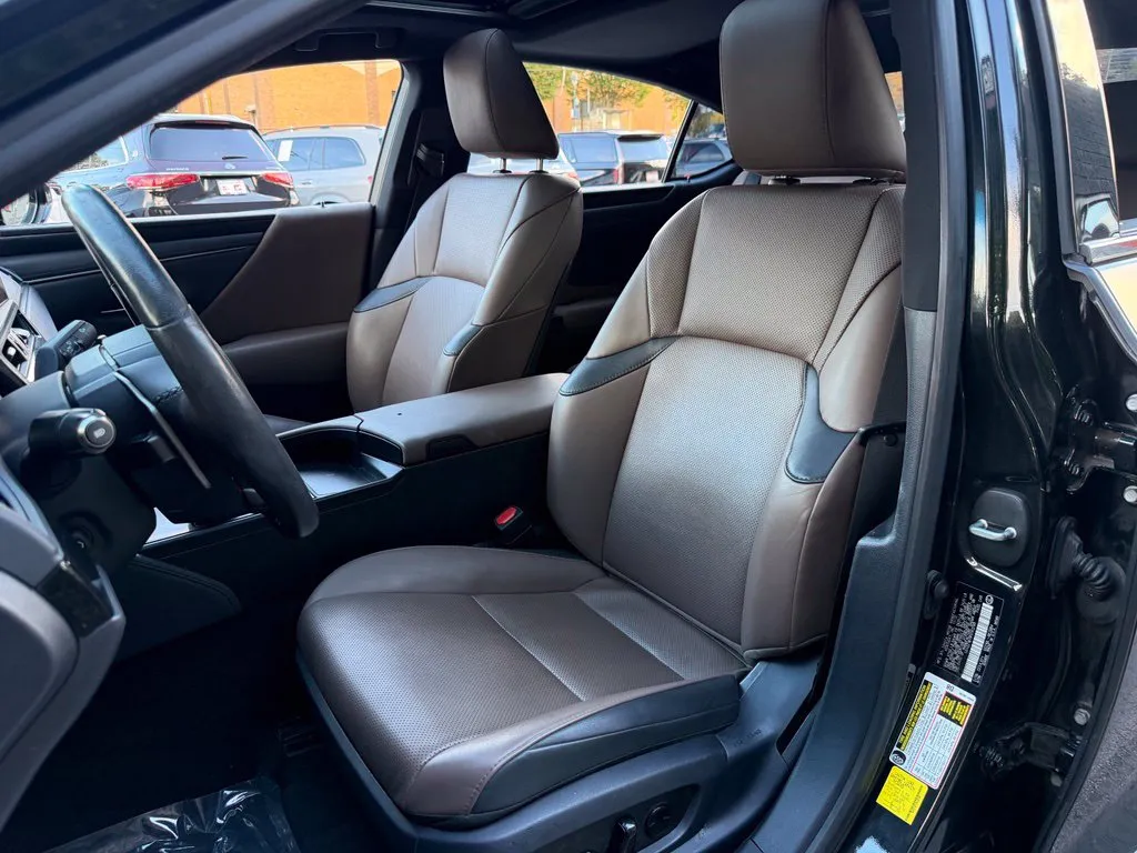 Lexus ES photo 26
