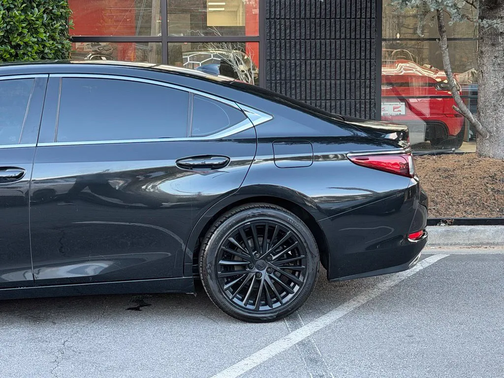 Lexus ES photo 11