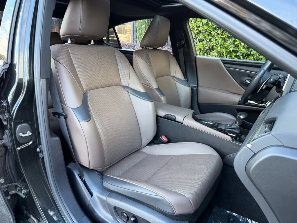 Lexus ES photo 34
