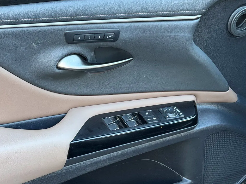 Lexus ES photo 29