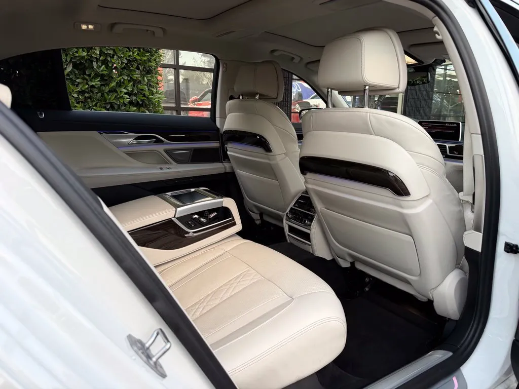 BMW 7 Series photo 39
