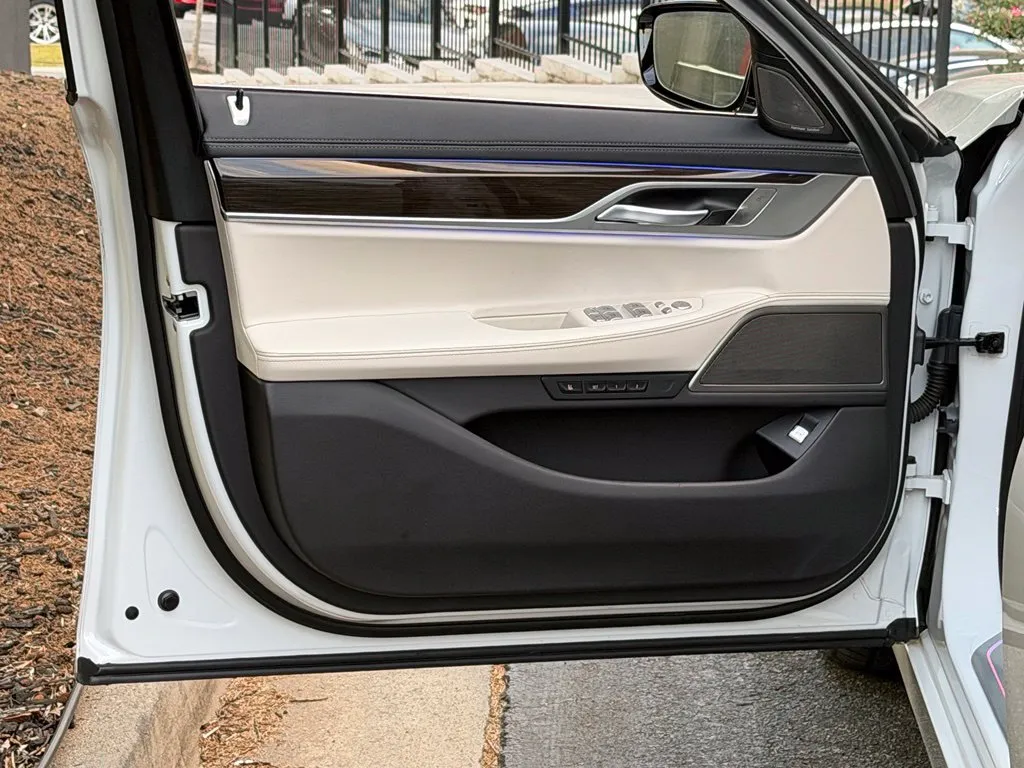 BMW 7 Series photo 29