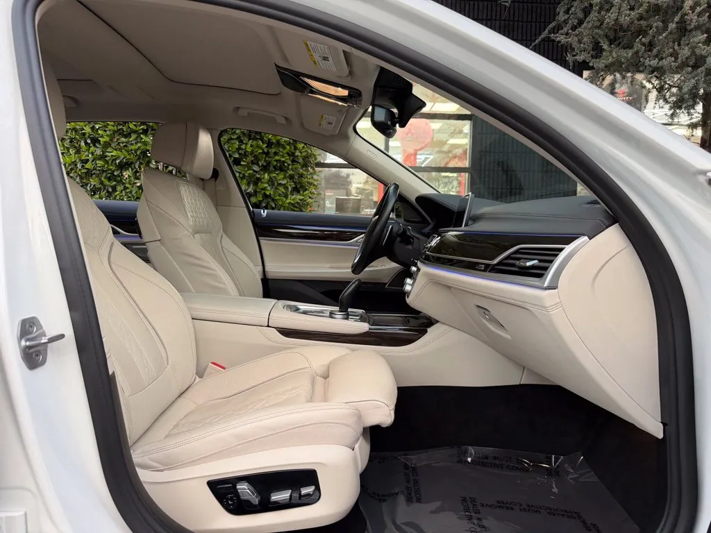 BMW 7 Series photo 34