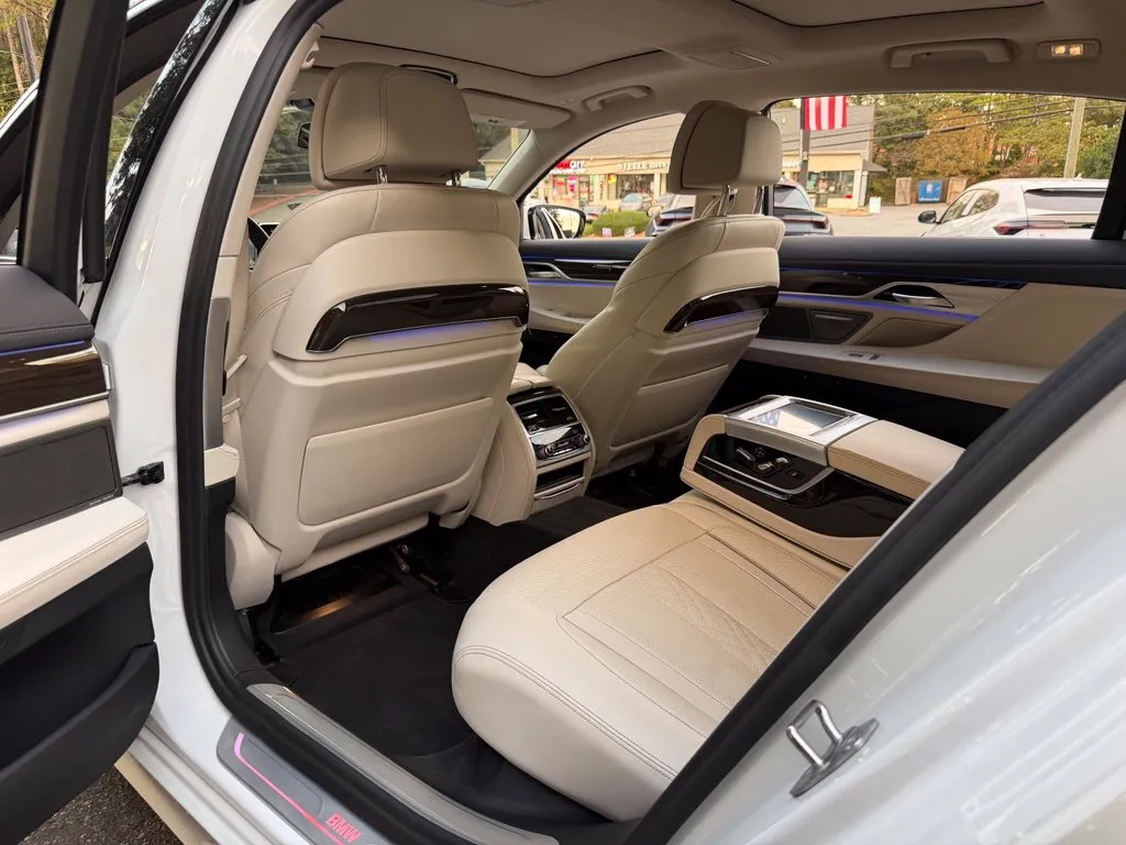 BMW 7 Series photo 31
