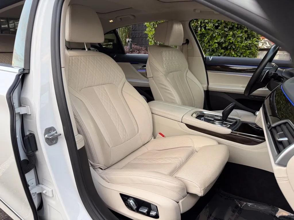 BMW 7 Series photo 35
