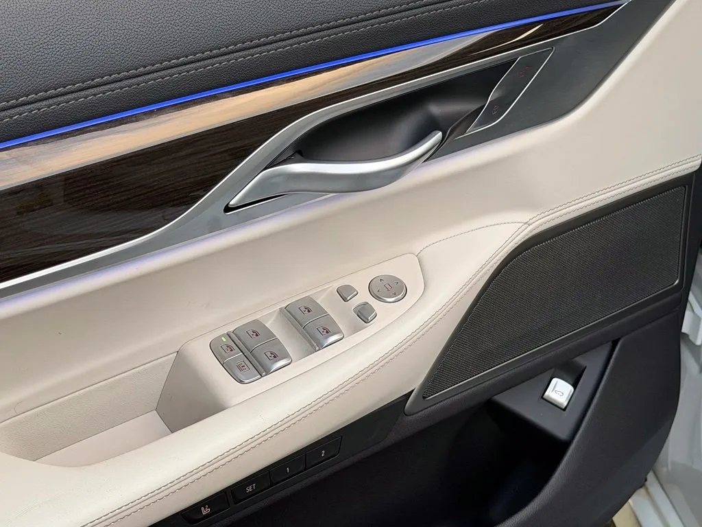 BMW 7 Series photo 30