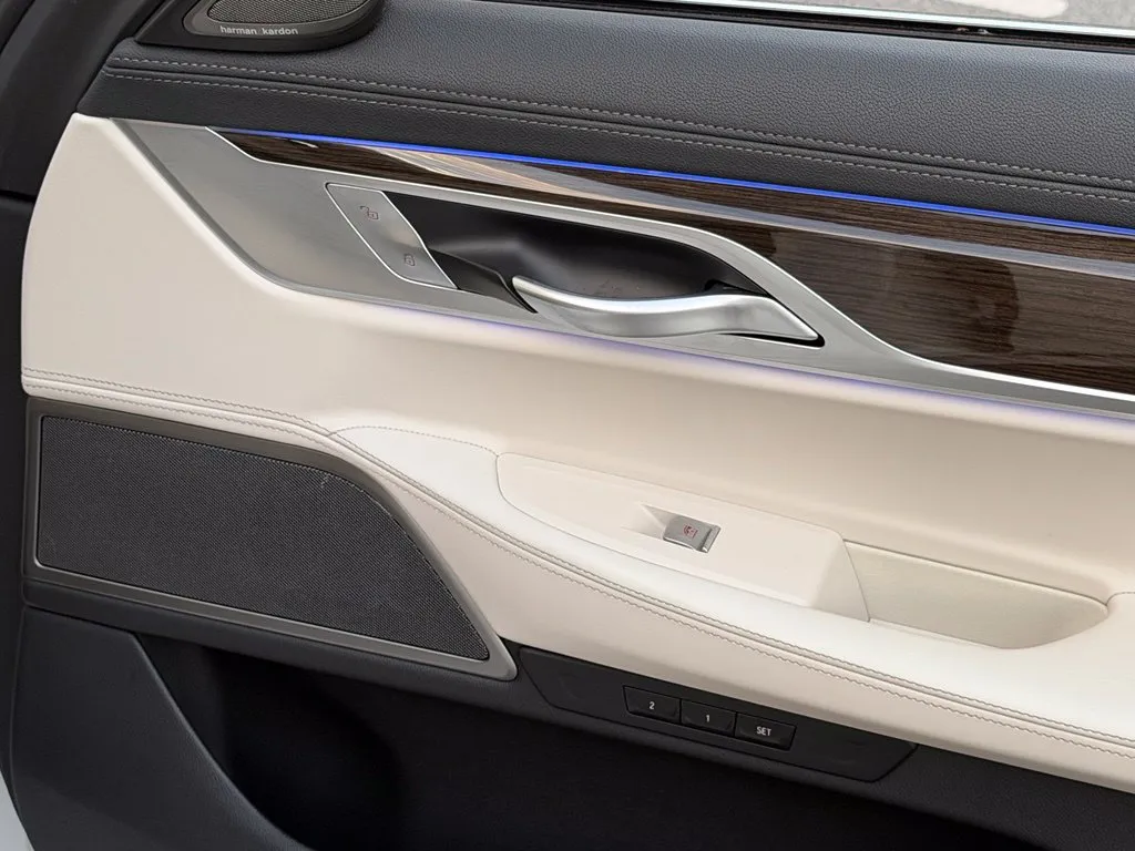 BMW 7 Series photo 38