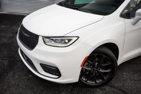 Photos of 2022 Chrysler Pacifica Touring L for sale in Roswell, GA at Gravity Autos Roswell