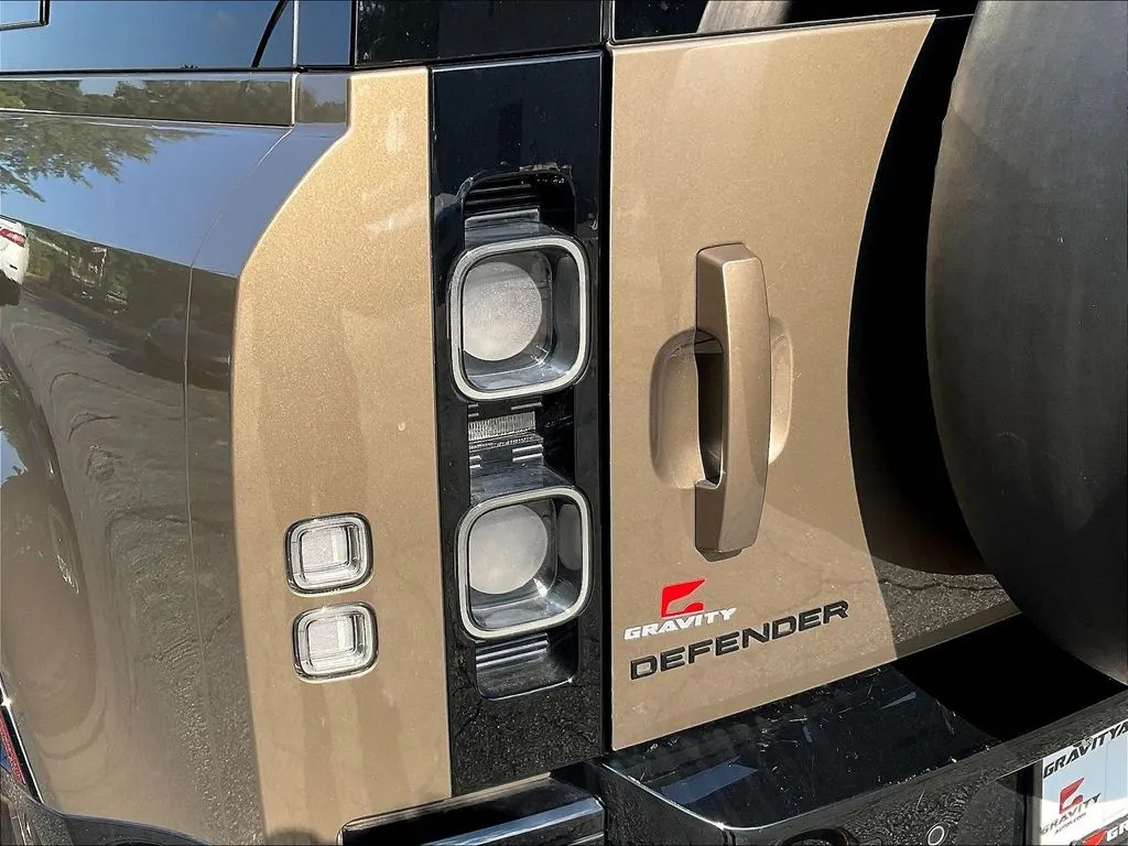 Land Rover Defender 110 photo 19
