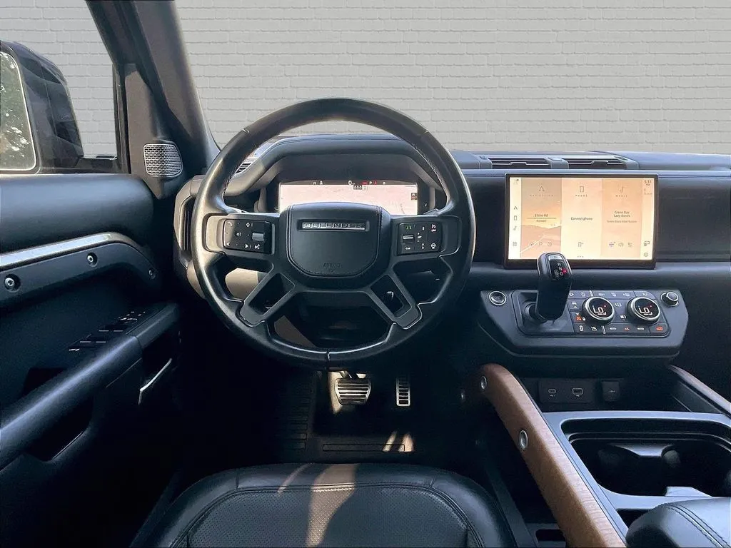 Land Rover Defender 110 photo 8