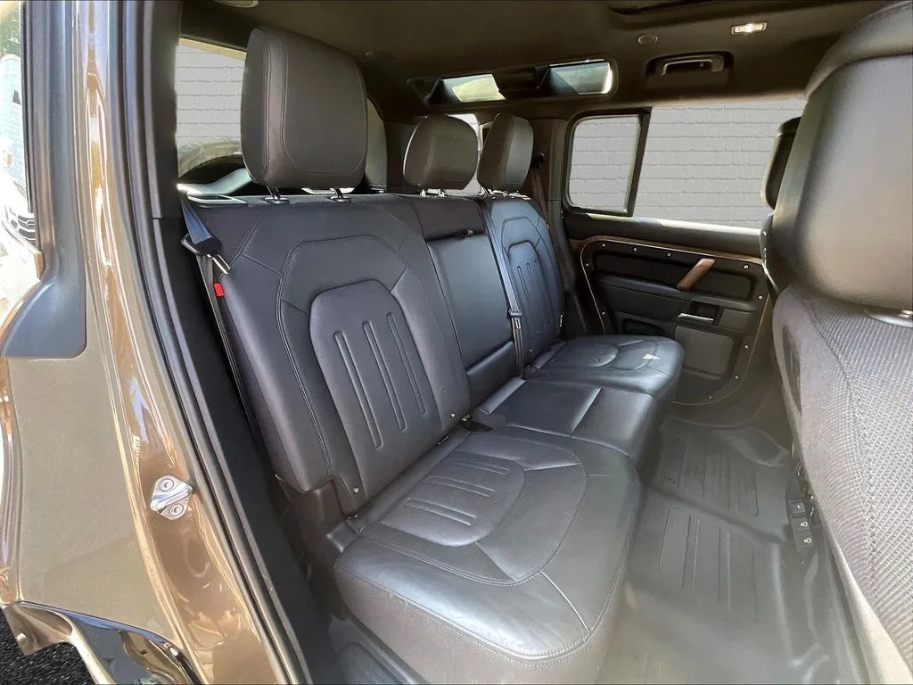 Land Rover Defender 110 photo 20