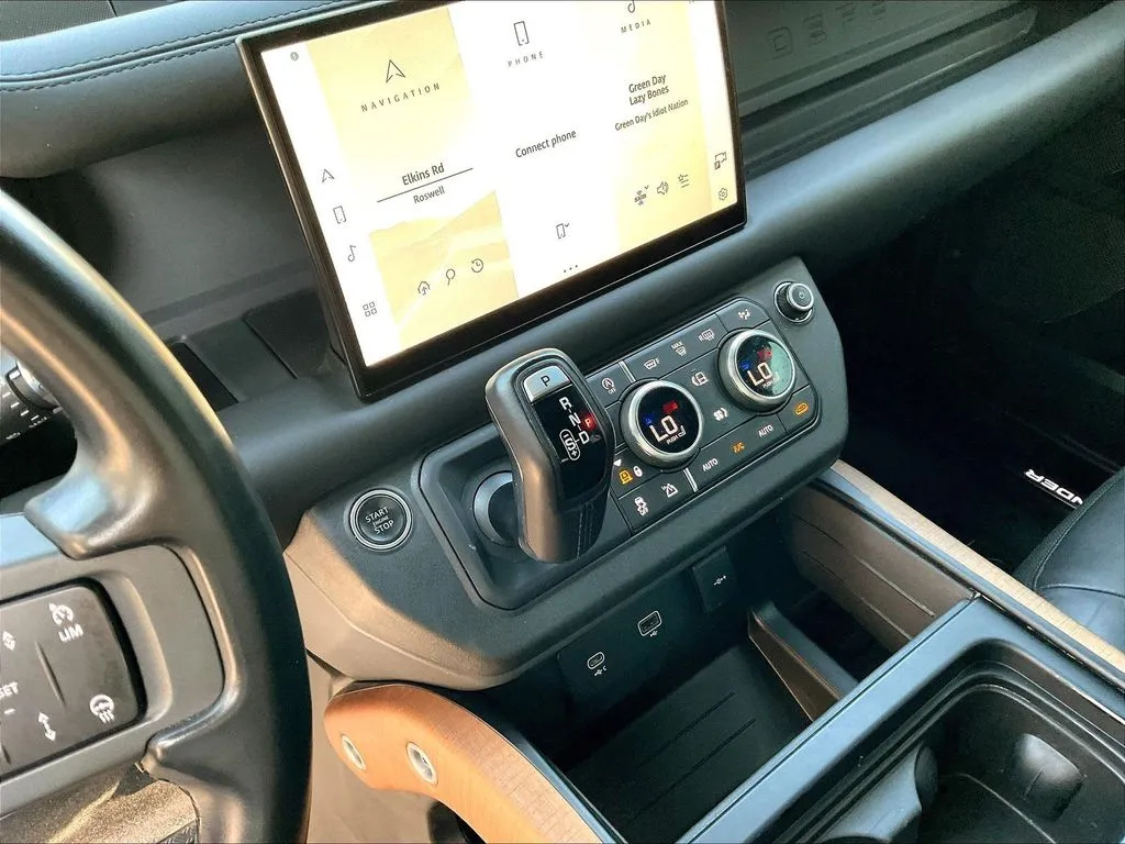 Land Rover Defender 110 photo 14