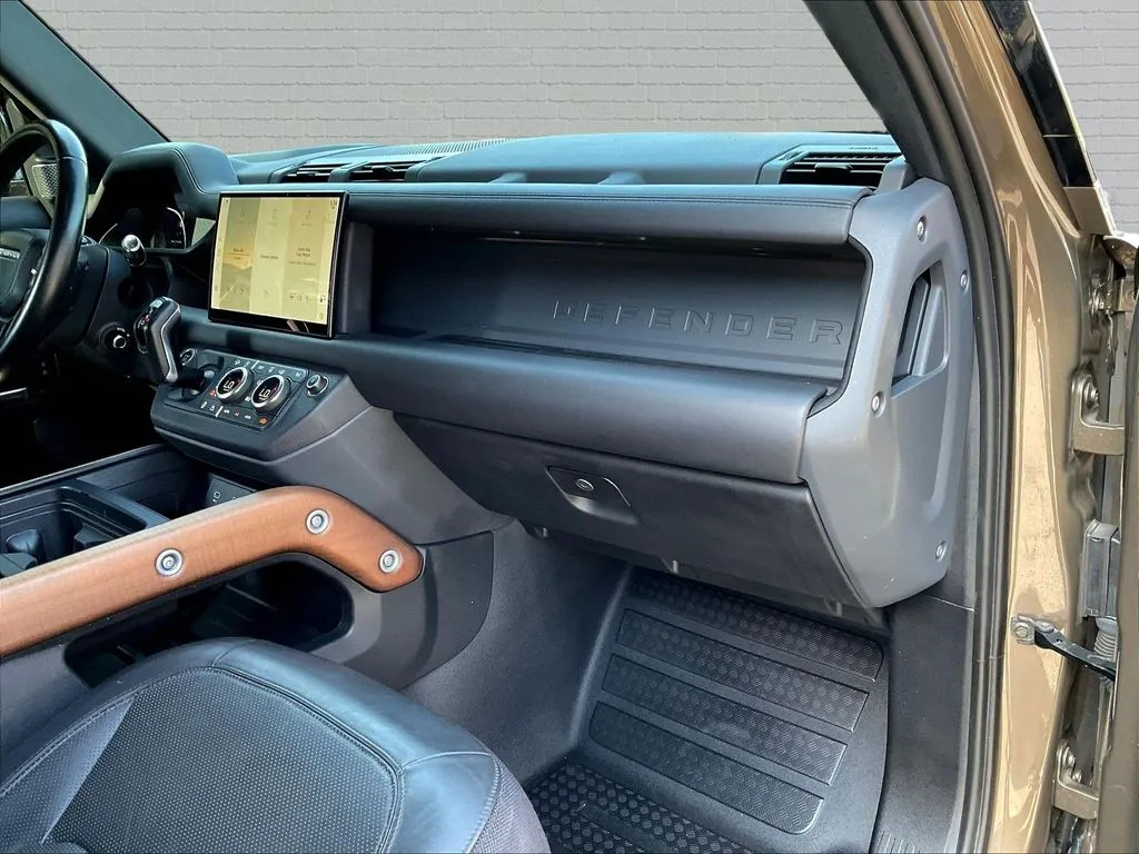 Land Rover Defender 110 photo 21