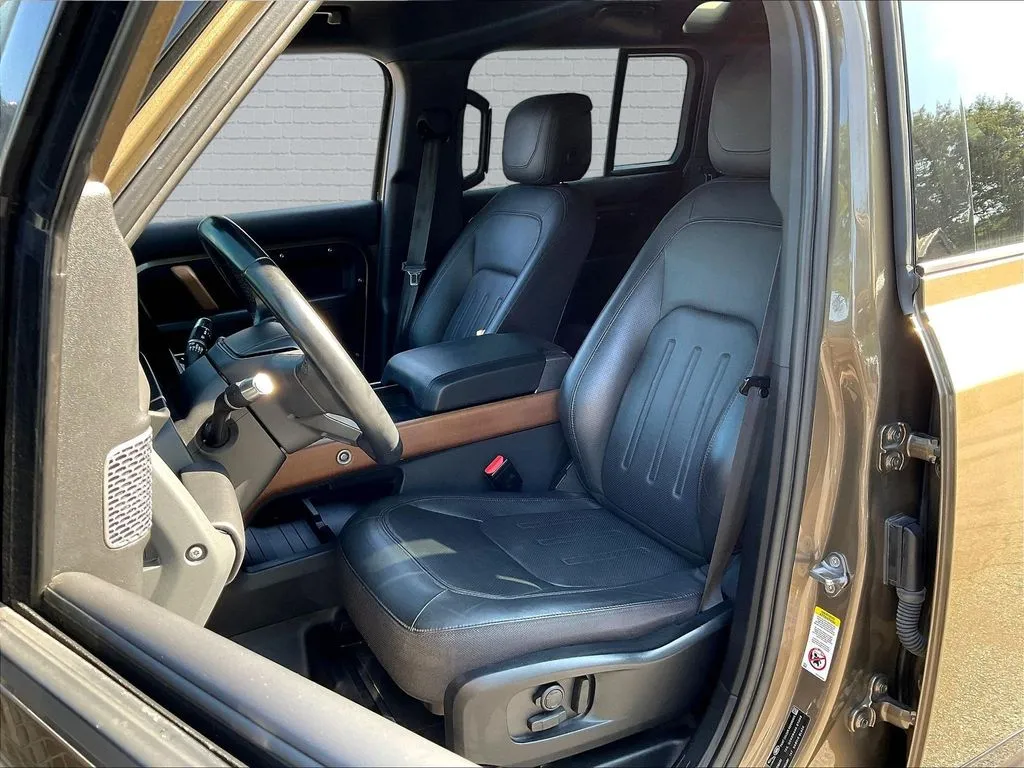 Land Rover Defender 110 photo 17