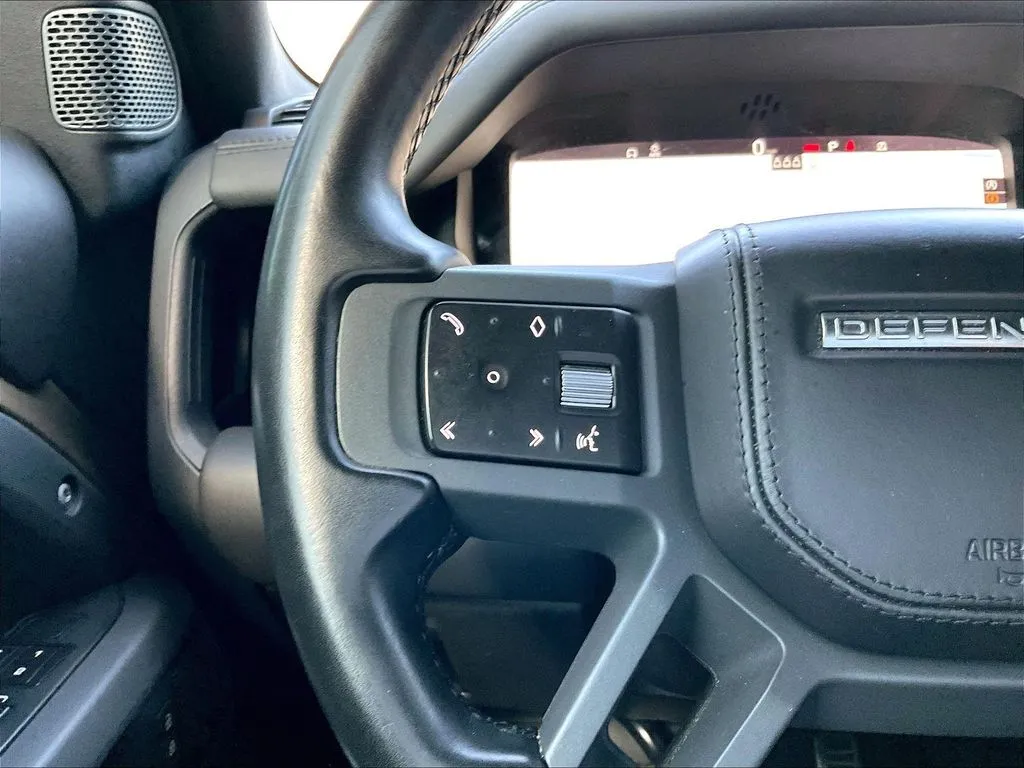 Land Rover Defender 110 photo 10