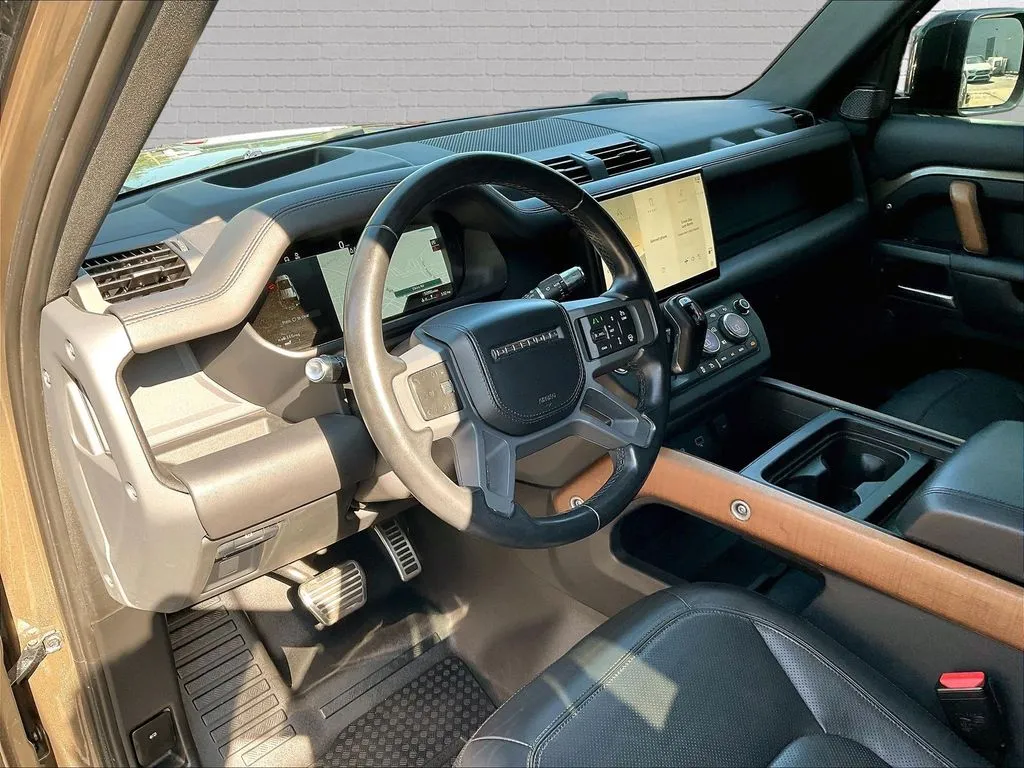 Land Rover Defender 110 photo 13