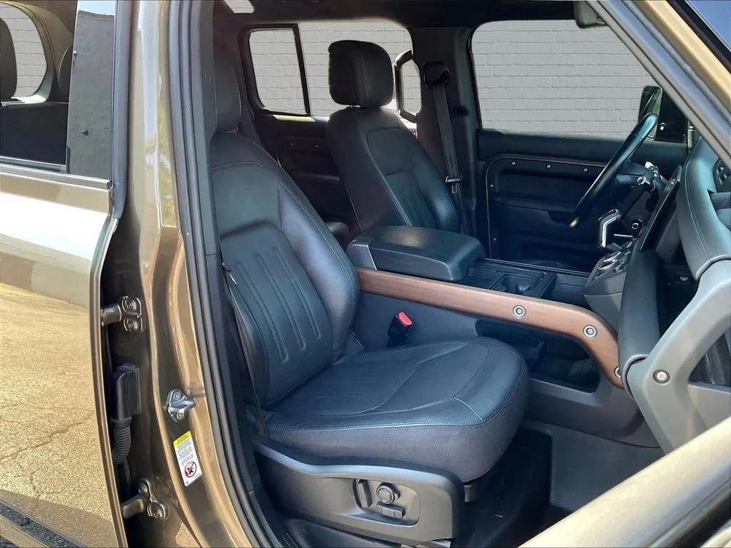 Land Rover Defender 110 photo 24
