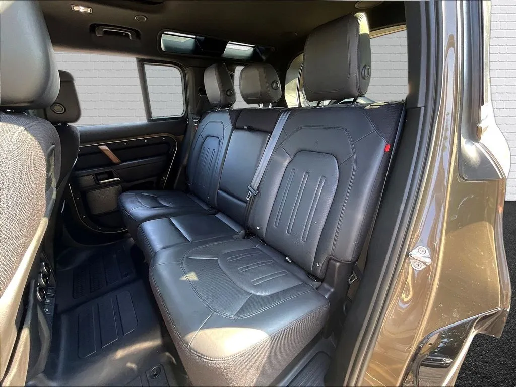 Land Rover Defender 110 photo 18