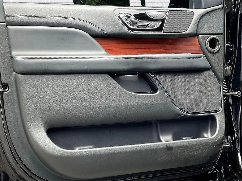Lincoln Navigator photo 15
