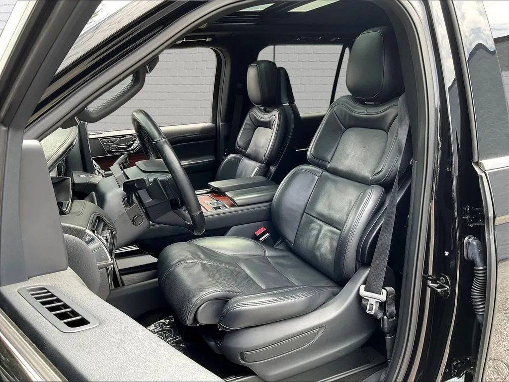 Lincoln Navigator photo 16