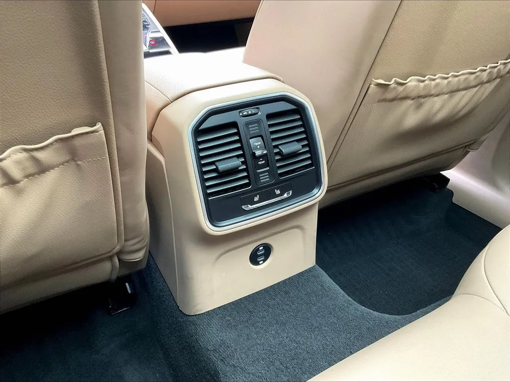 Porsche Macan photo 9