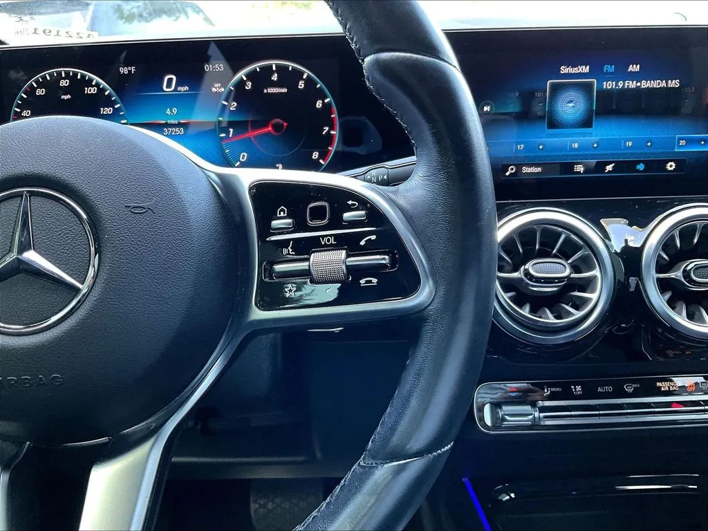 Mercedes-Benz GLA photo 12