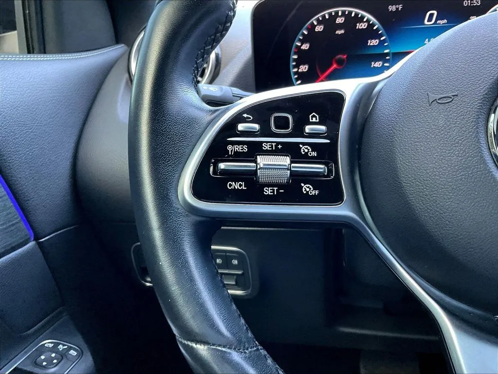Mercedes-Benz GLA photo 11