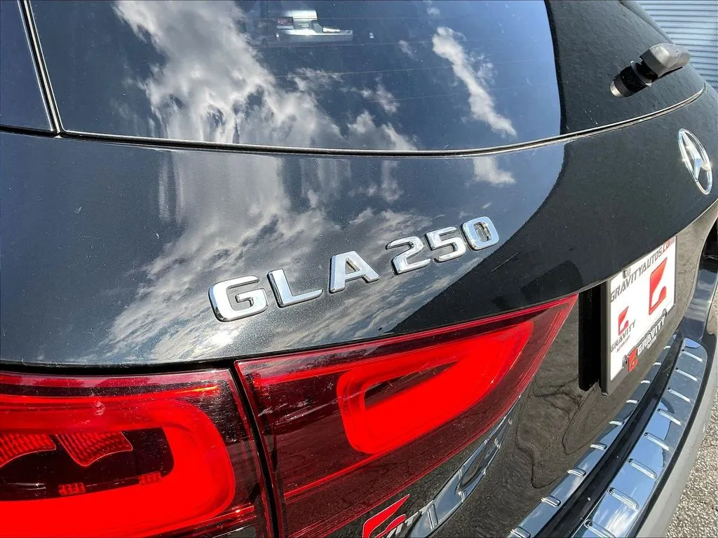 Mercedes-Benz GLA photo 22