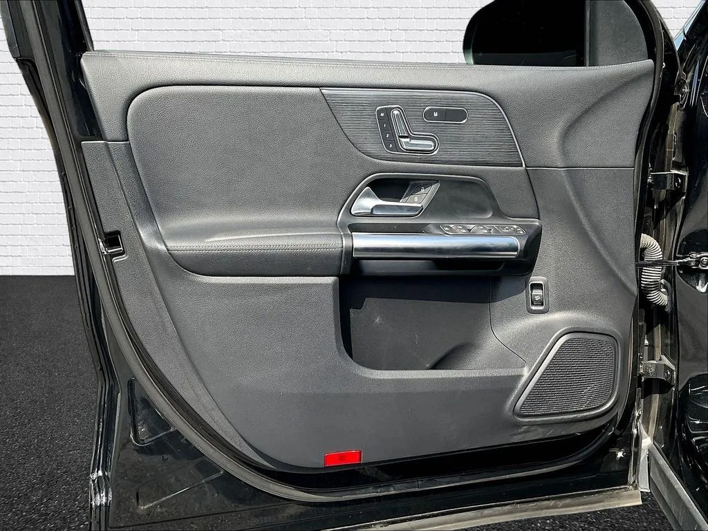 Mercedes-Benz GLA photo 18