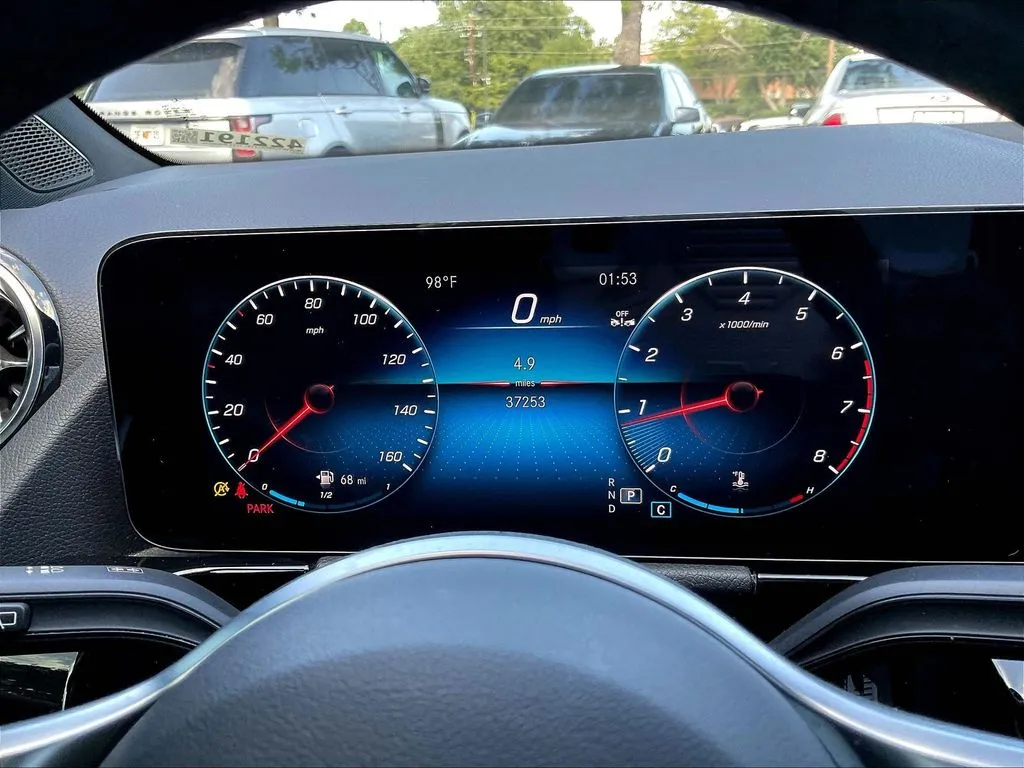 Mercedes-Benz GLA photo 13