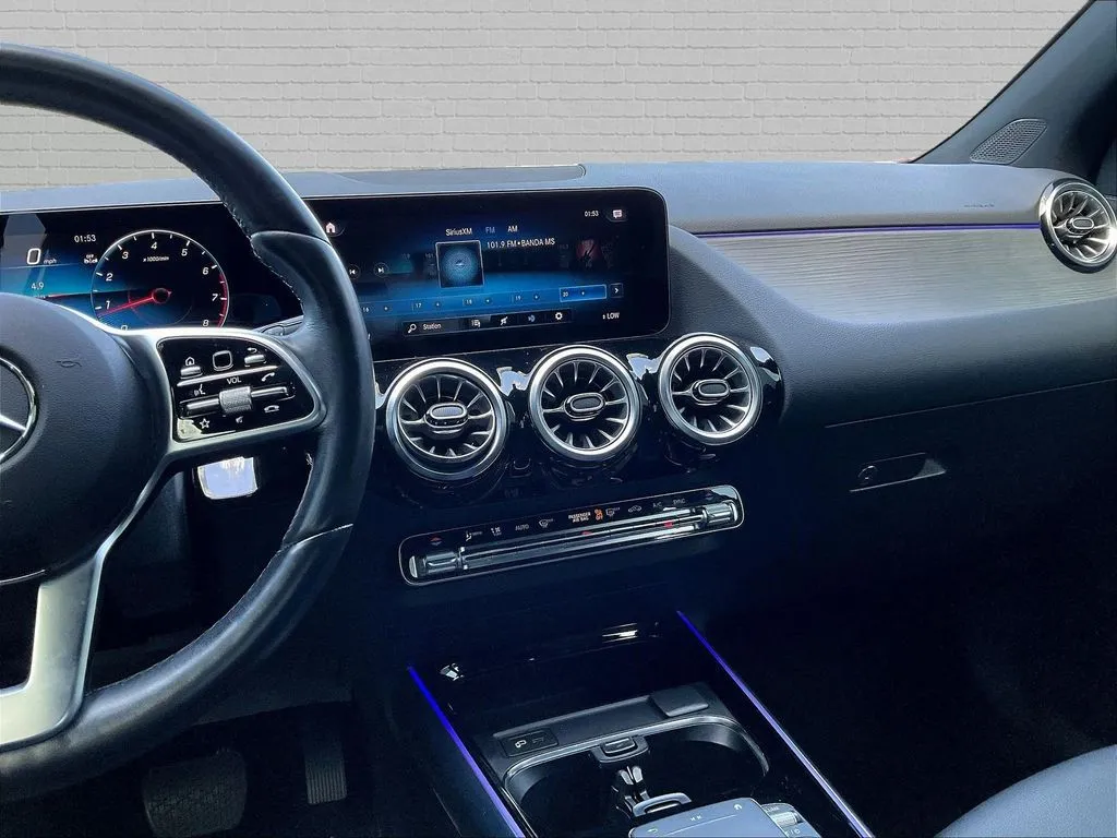 Mercedes-Benz GLA photo 9