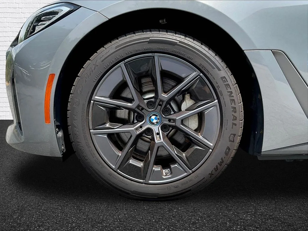BMW i4 photo 27