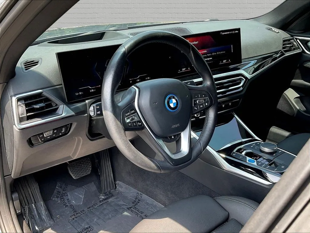 BMW i4 photo 15