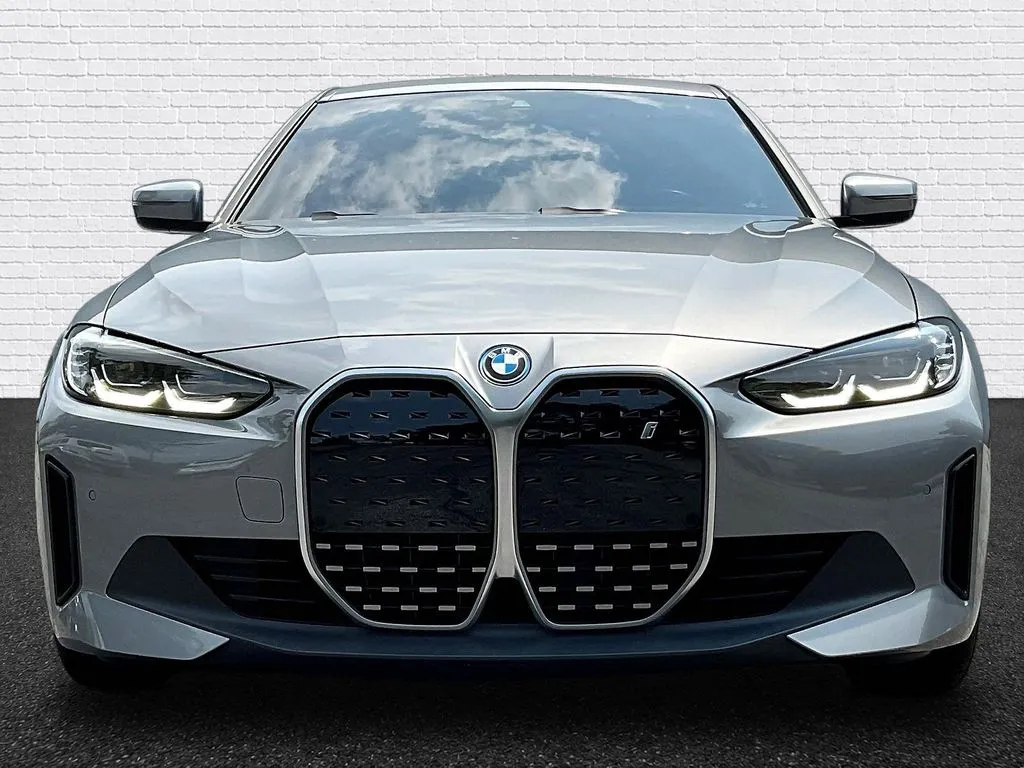 BMW i4 photo 2